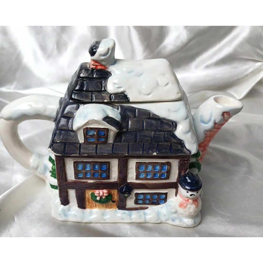 WINTER COTTAGE SCENE TEAPOT